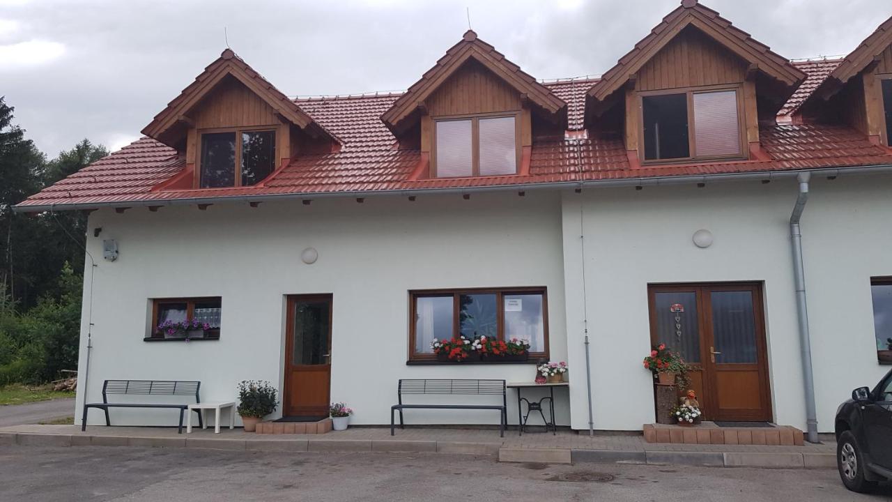 Na Samote U Lesa -Rasovna Apartman Msecke Zehrovice Kültér fotó