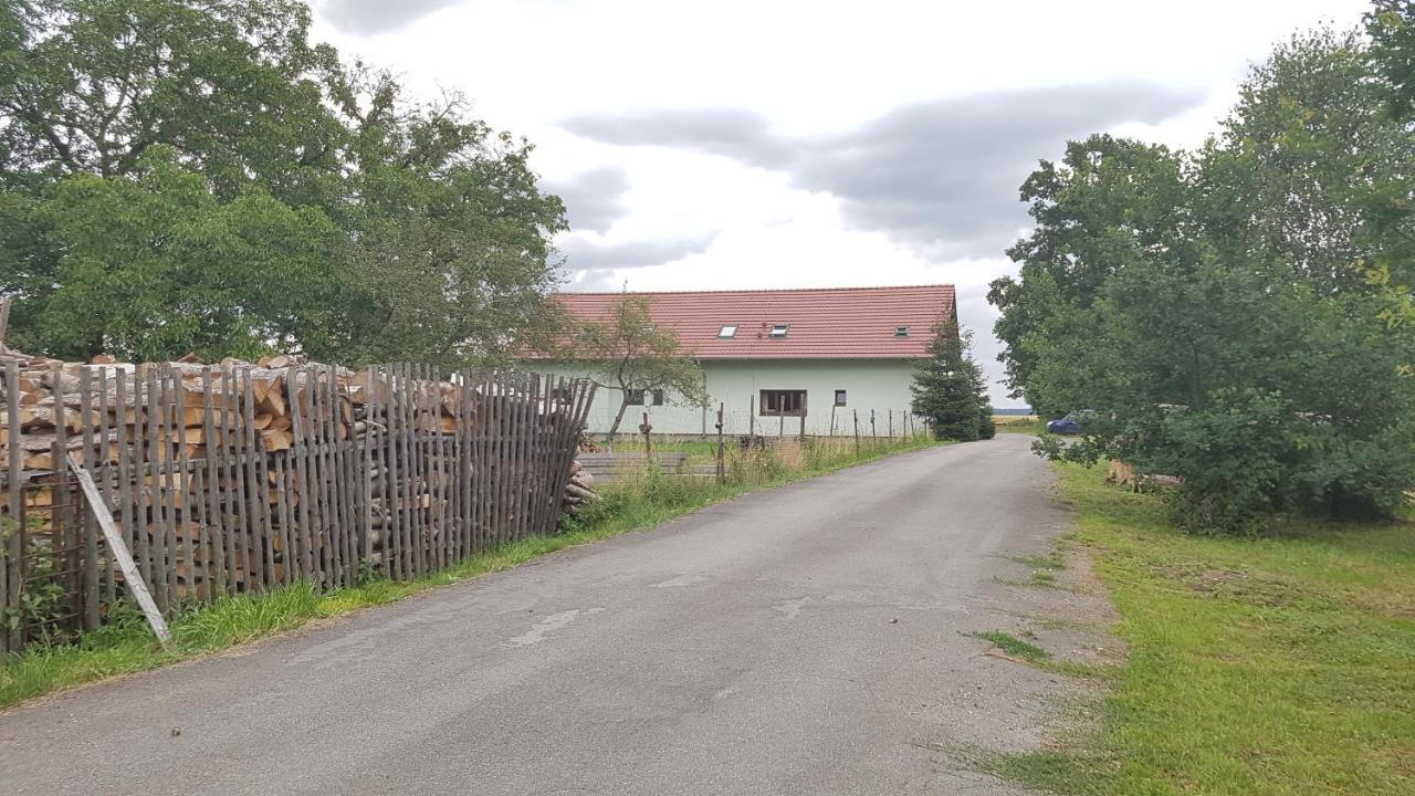Na Samote U Lesa -Rasovna Apartman Msecke Zehrovice Kültér fotó