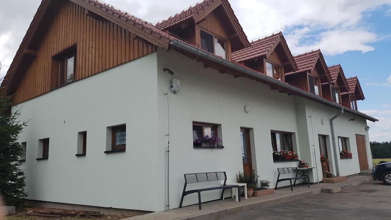Na Samote U Lesa -Rasovna Apartman Msecke Zehrovice Kültér fotó